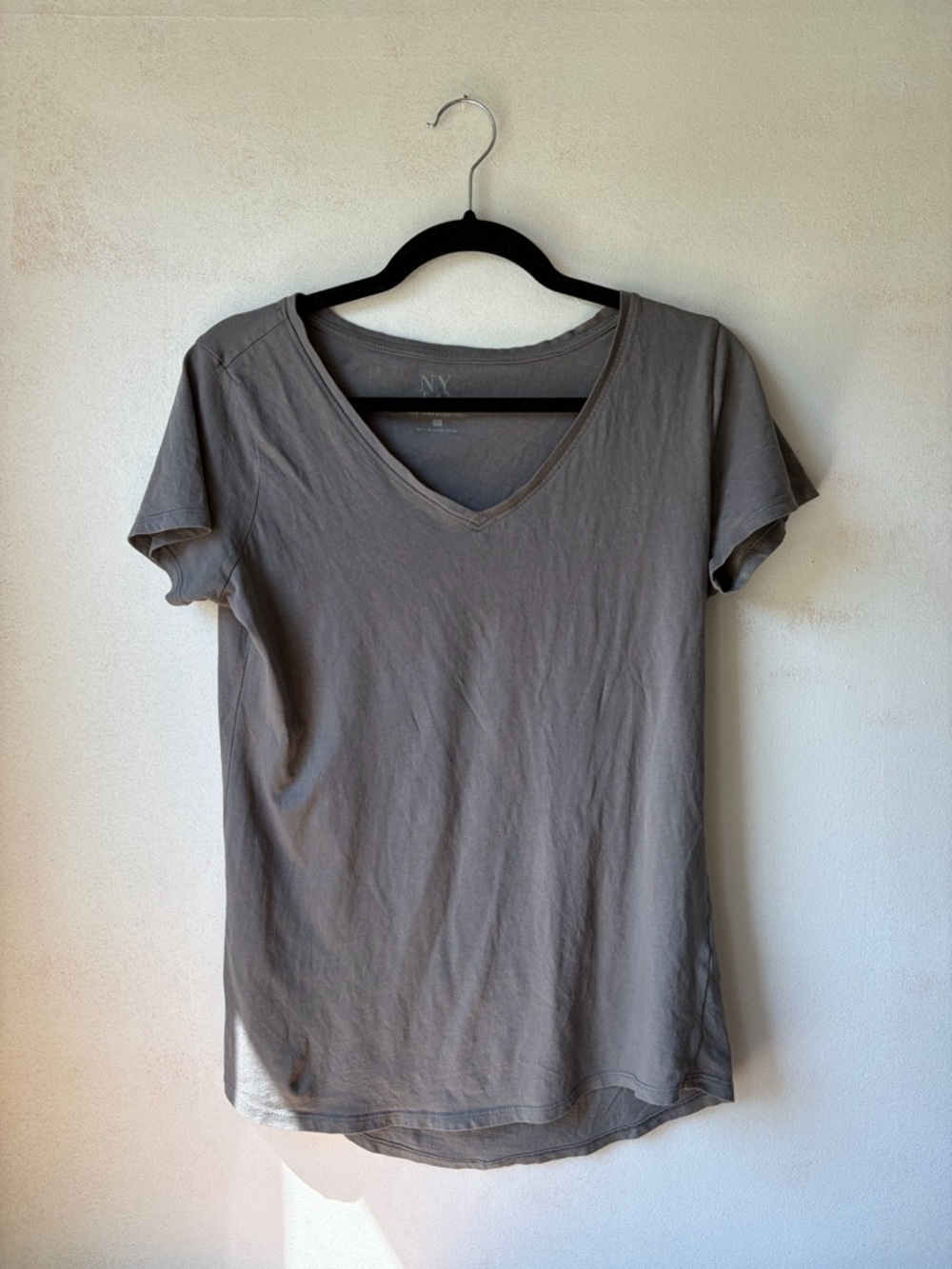 New York & Company Gray V-Neck Short Sleeve Tee